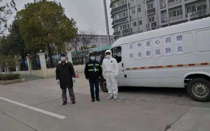 他們托旅行團從伊朗帶回國的防護服，交到了醫生手上